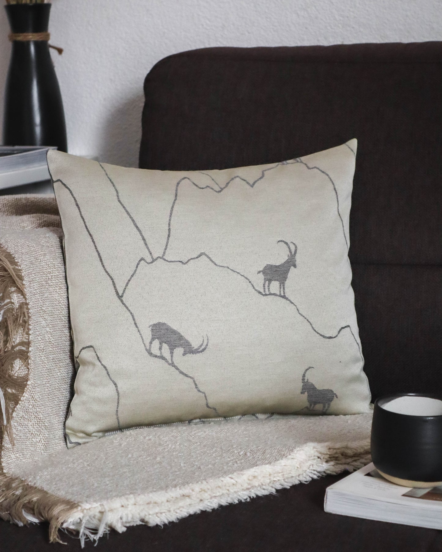 Zirbenkissen - Steinbock grau - matt / glänzend