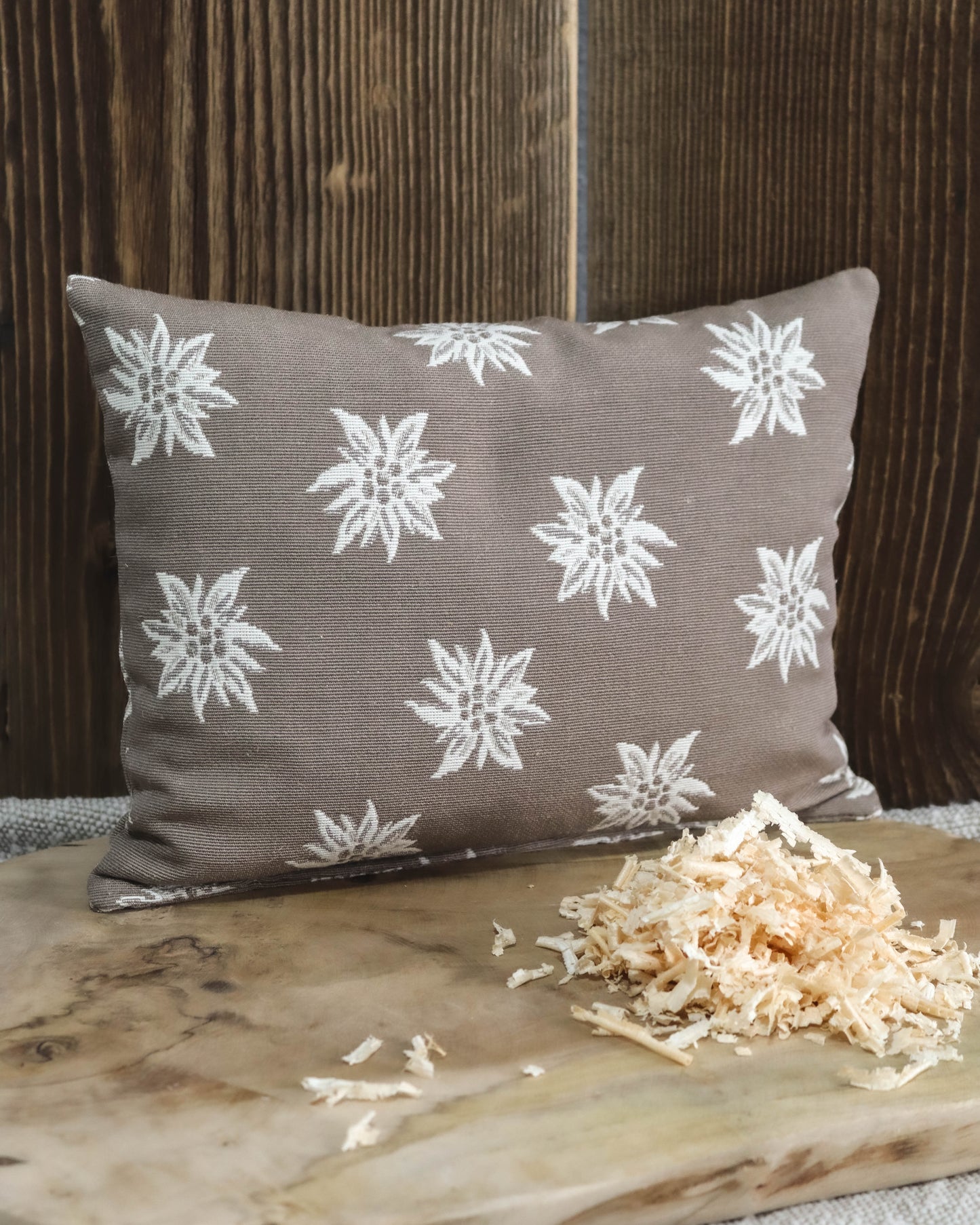 Wohlfühlset "Heimatgefühl" - Zirbenkissen, Emailletasse & Früchtetee