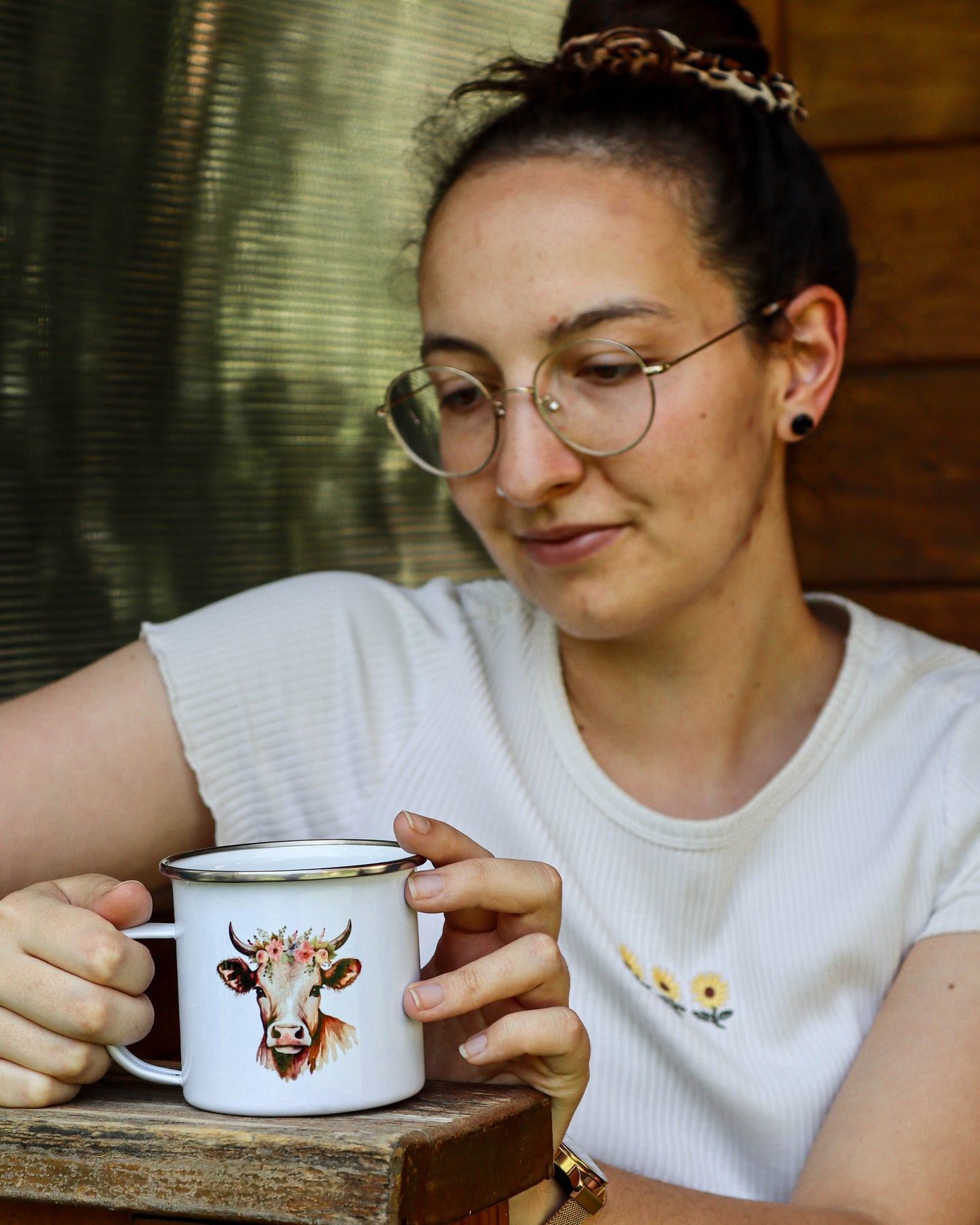 Emailletasse - Kuh mit Blumenkranz