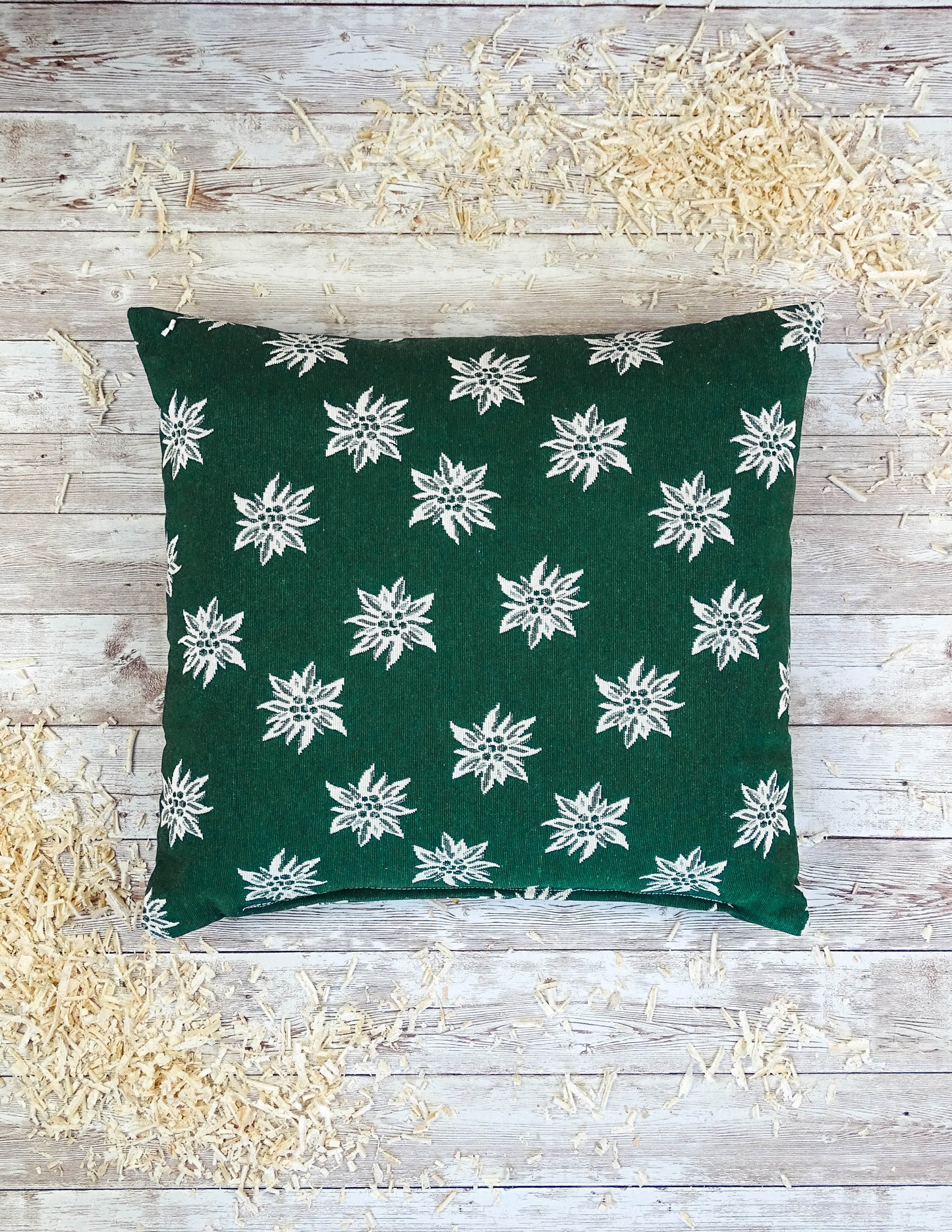 Handgemachtes Zirbenkissen mit Edelweiß-Muster, gefüllt mit 100% Zirbenspänen aus Tirol, natürlicher Duft für besseren Schlaf & Wohlbefinden.