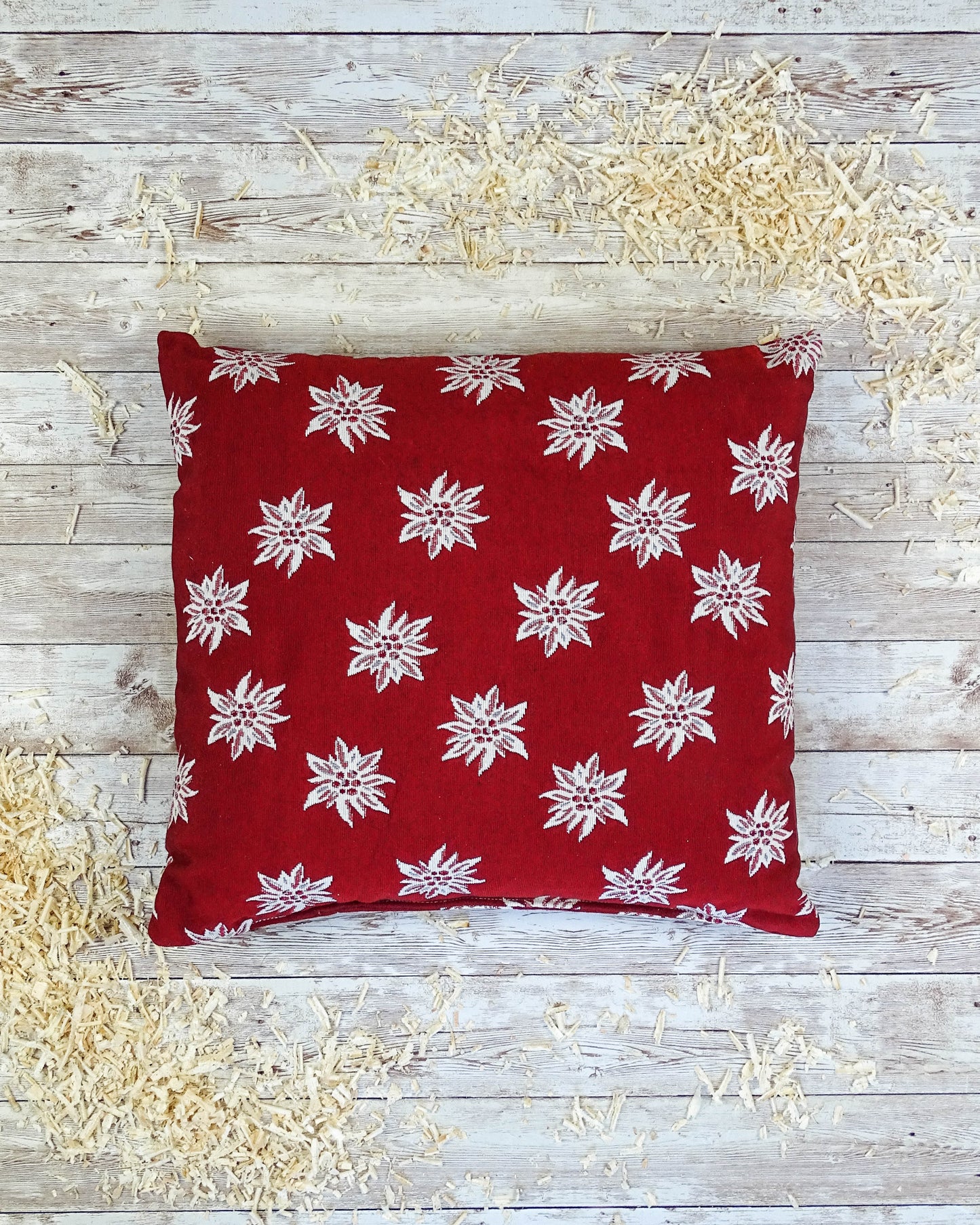 Handgemachtes Zirbenkissen mit Edelweiß-Muster, gefüllt mit 100% Zirbenspänen aus Tirol, natürlicher Duft für besseren Schlaf & Wohlbefinden.