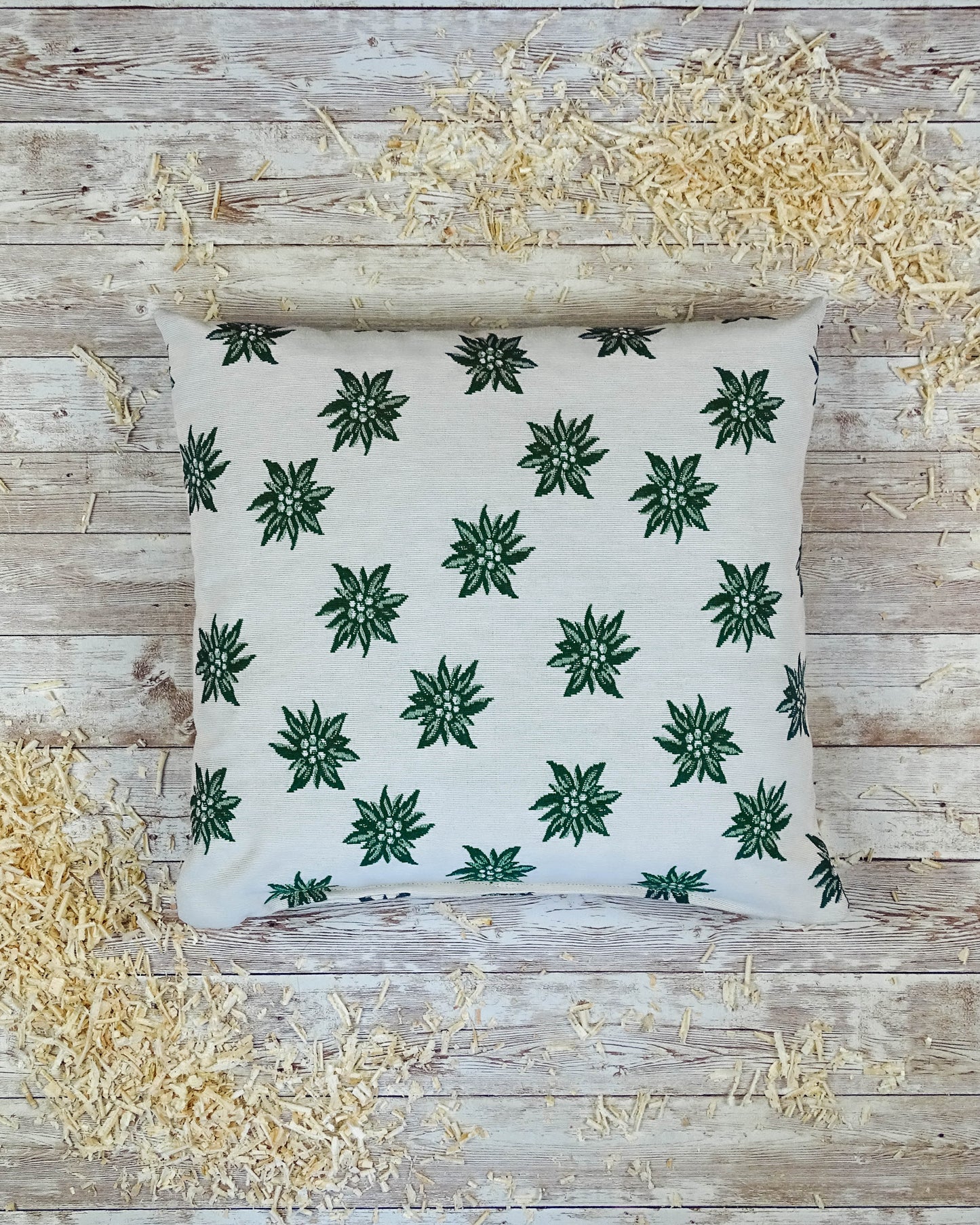 Handgemachtes Zirbenkissen mit Edelweiß-Muster, gefüllt mit 100% Zirbenspänen aus Tirol, natürlicher Duft für besseren Schlaf & Wohlbefinden.