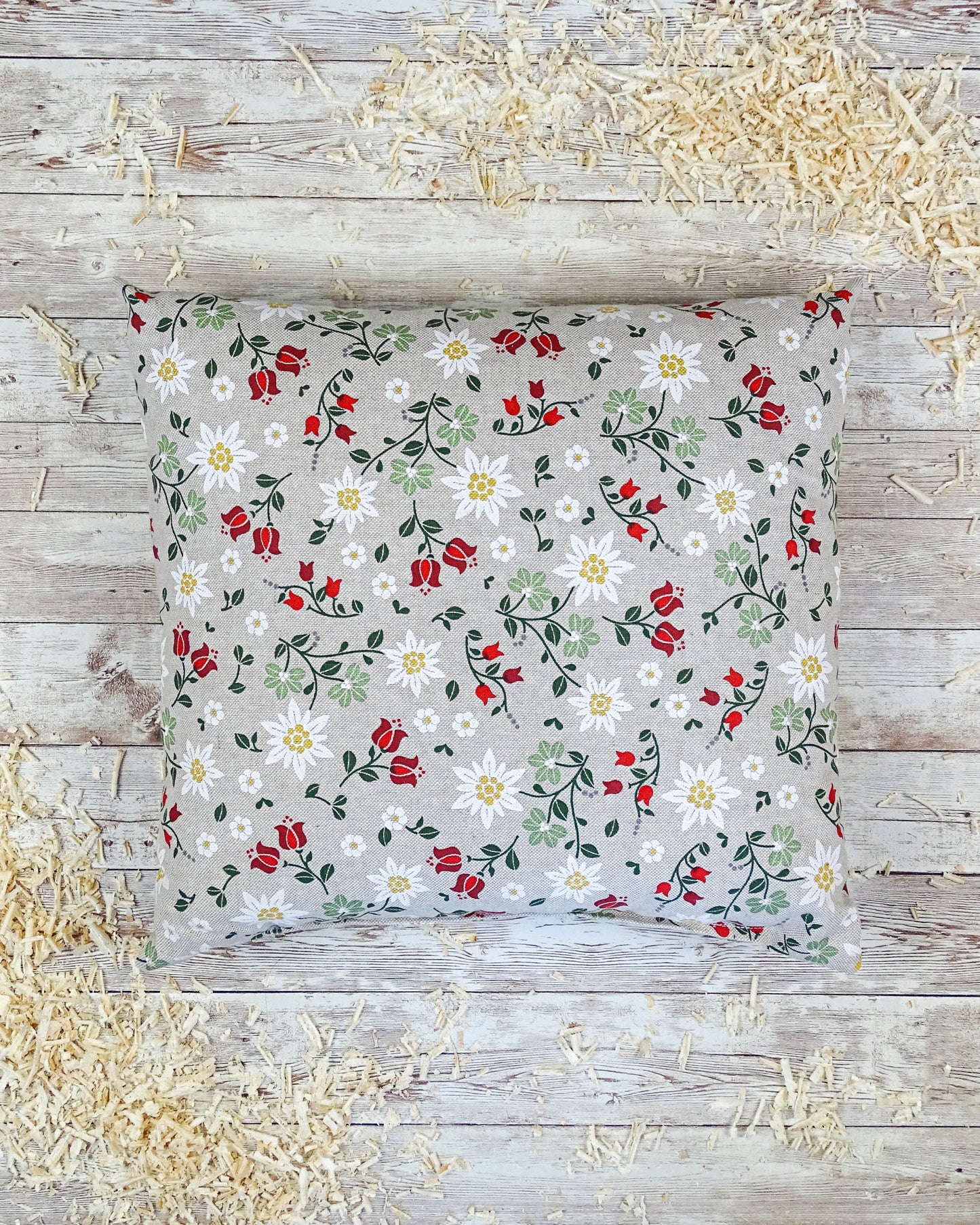 Handgemachtes Zirbenkissen mit Edelweiß-Muster, gefüllt mit 100% Zirbenspänen aus Tirol, natürlicher Duft für besseren Schlaf & Wohlbefinden.