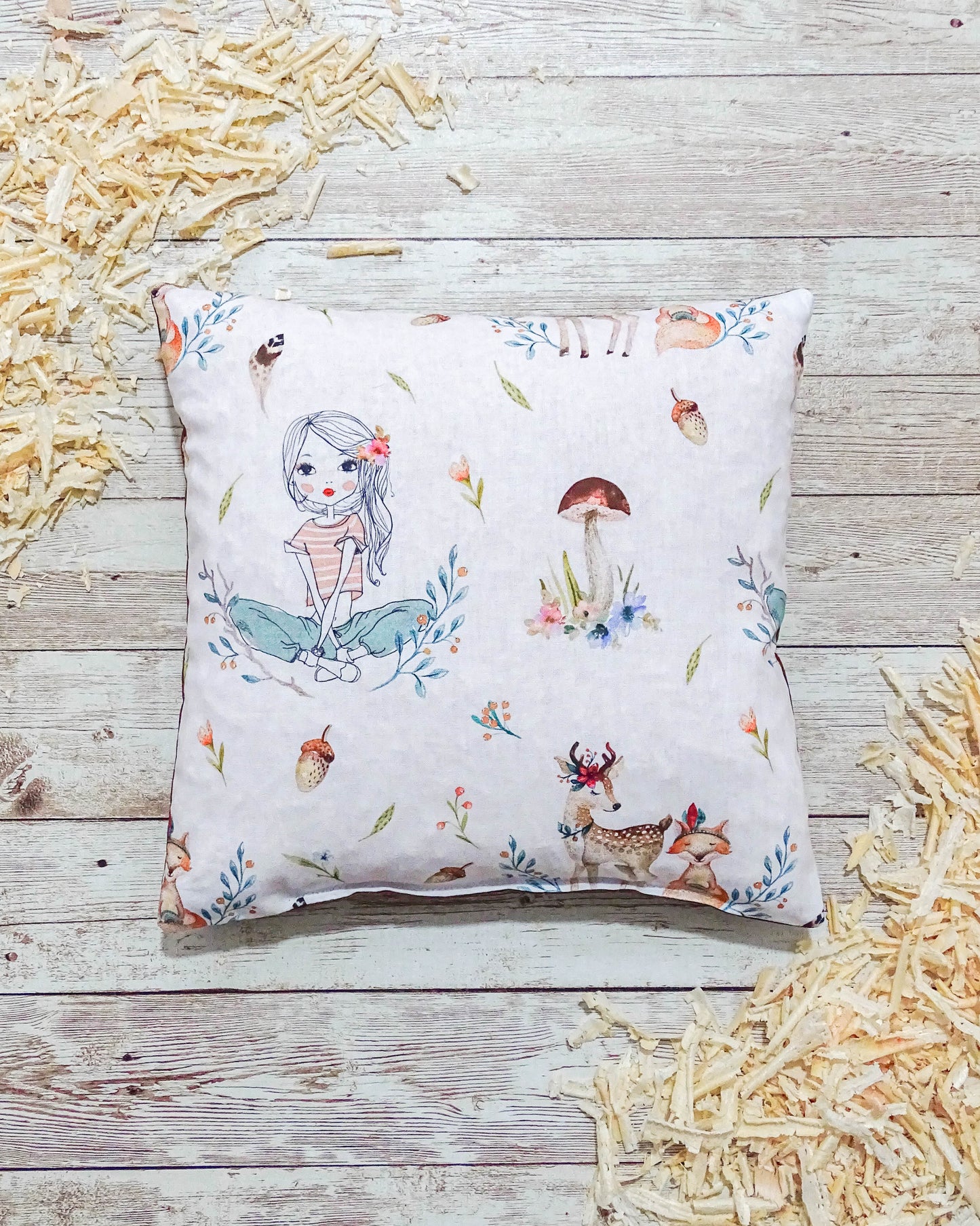Zirbenkissen für Kinder - Mädchen im Wald