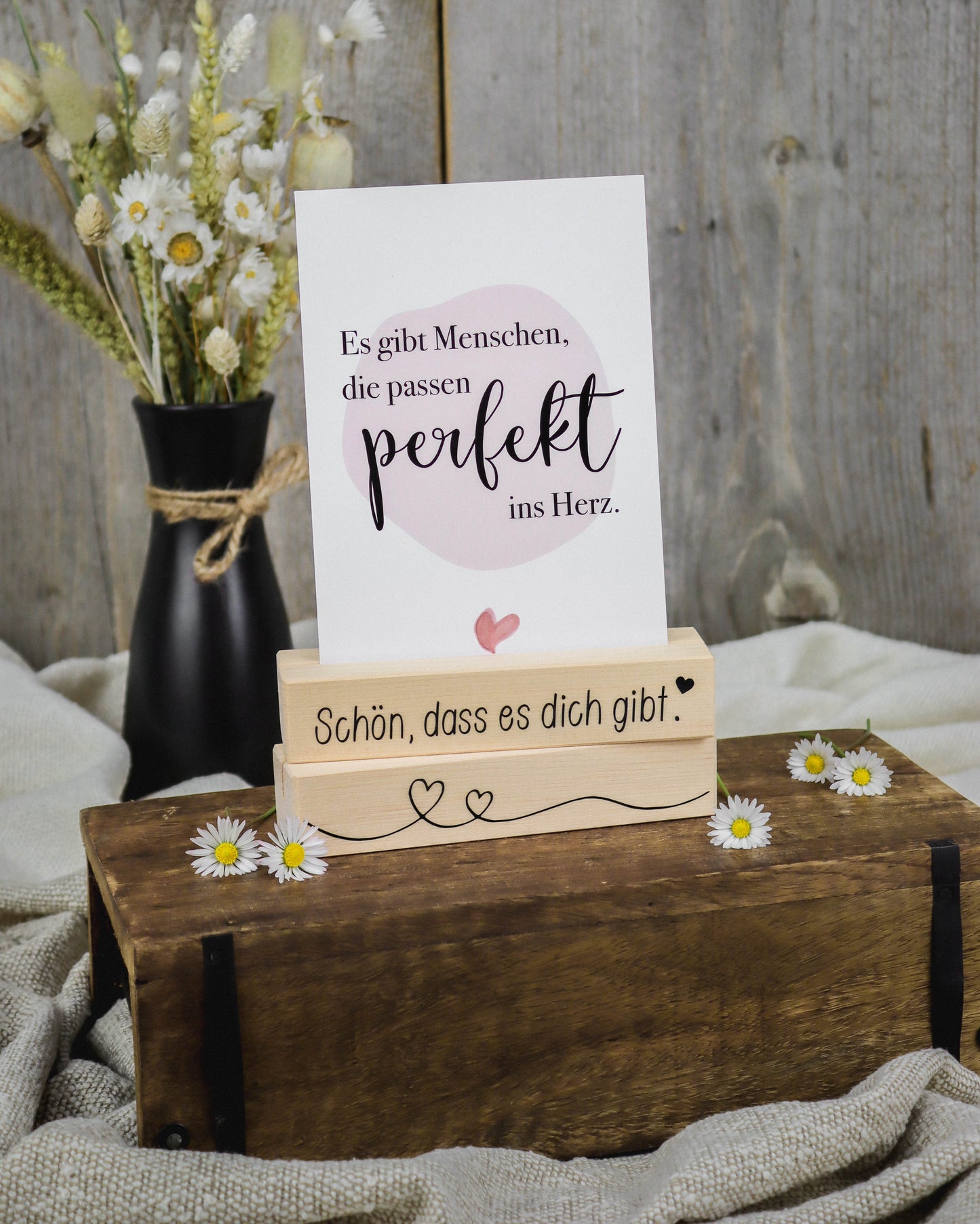 2er Set Foto- und Kartenhalter aus Zirbenholz - mit Herzmotiv und Spruch "Schön, dass es dich gibt"