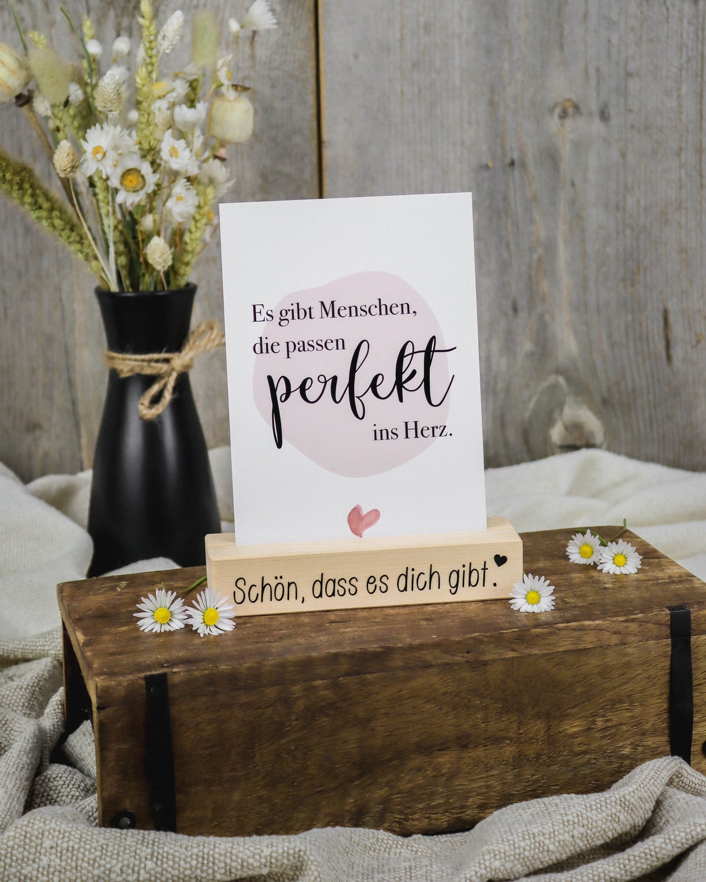 2er Set Foto- und Kartenhalter aus Zirbenholz - mit Herzmotiv und Spruch "Schön, dass es dich gibt"