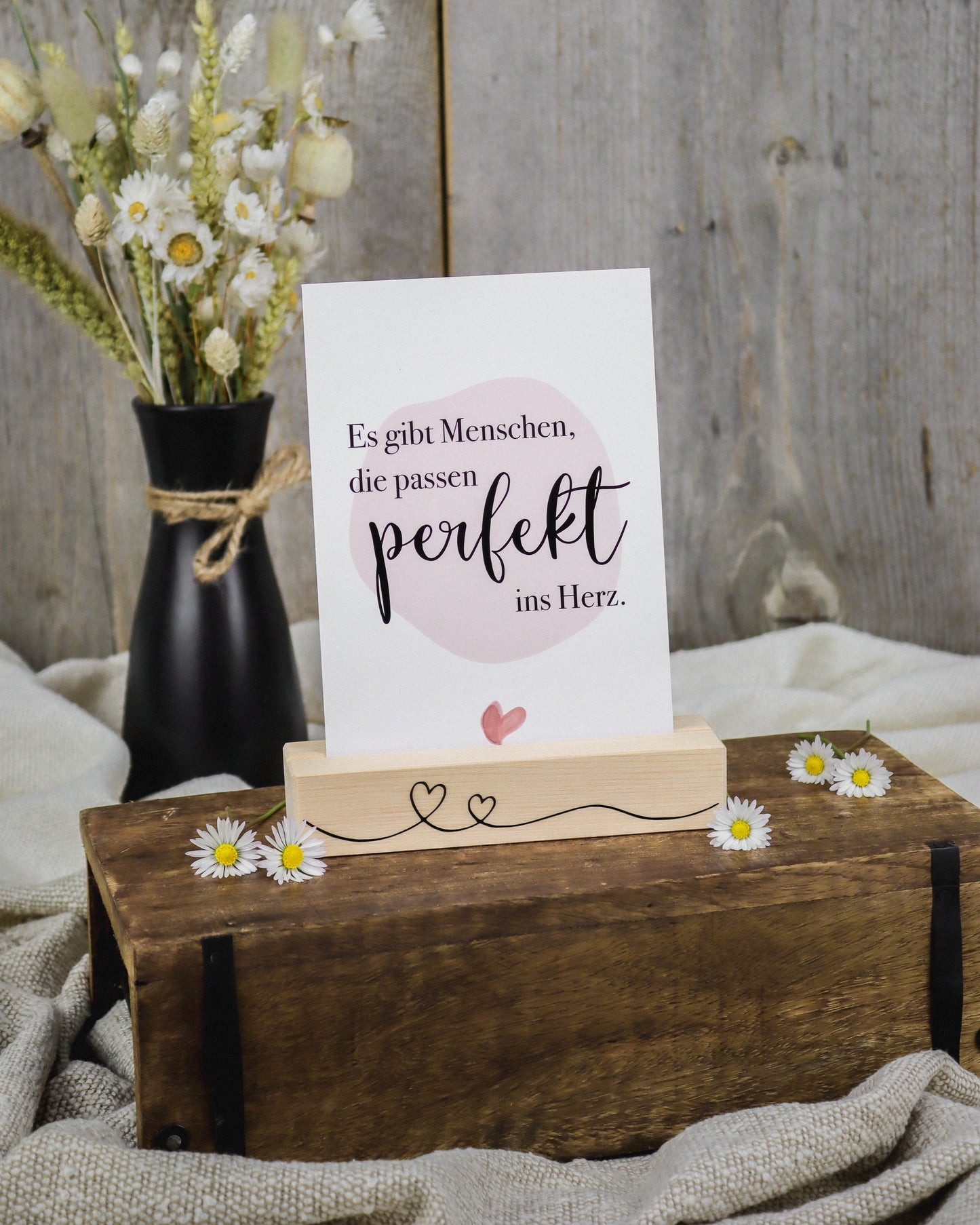 2er Set Foto- und Kartenhalter aus Zirbenholz - mit Herzmotiv und Spruch "Schön, dass es dich gibt"