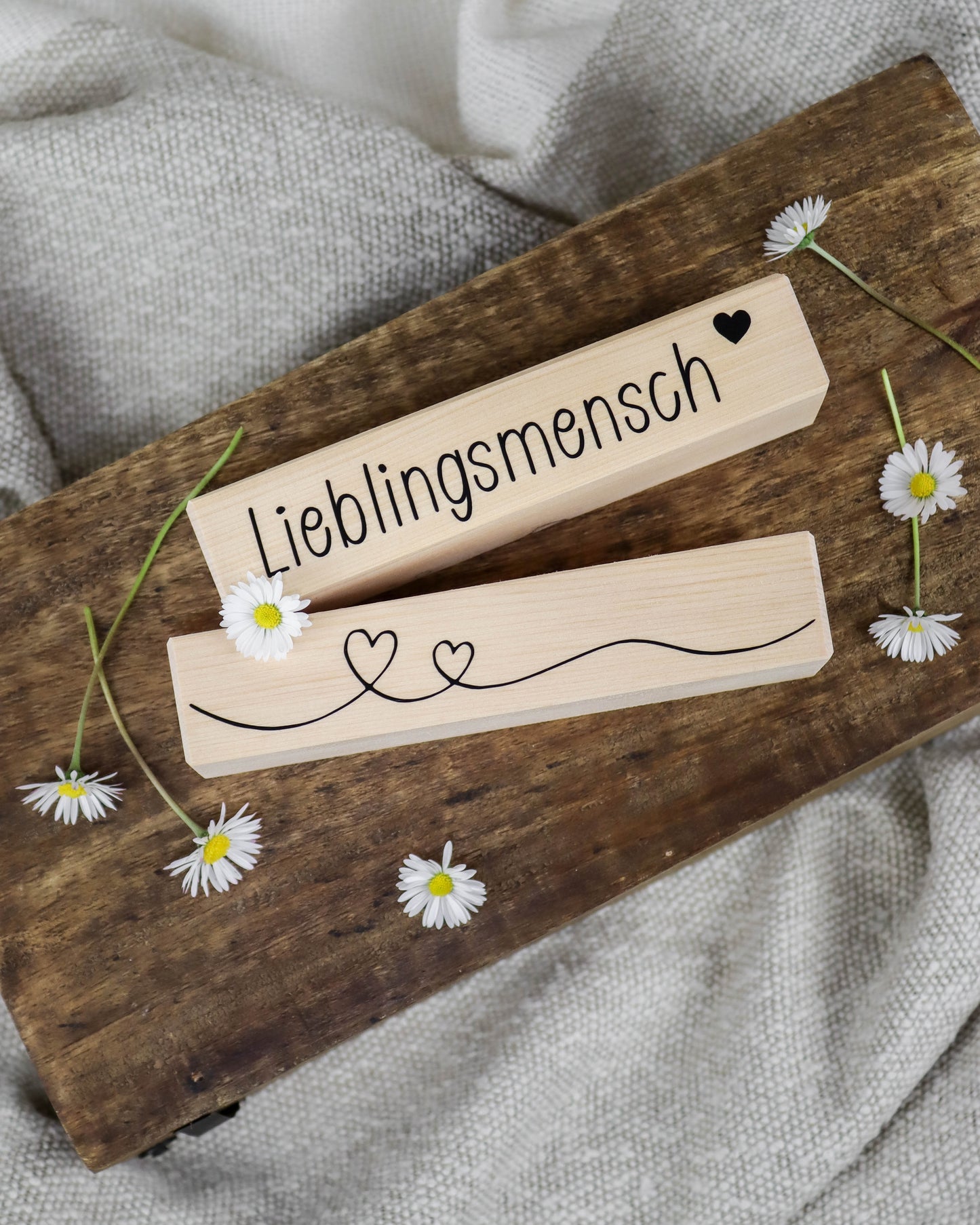 2er Set Foto- und Kartenhalter aus Zirbenholz - mit Herzmotiv und Lieblingsmensch