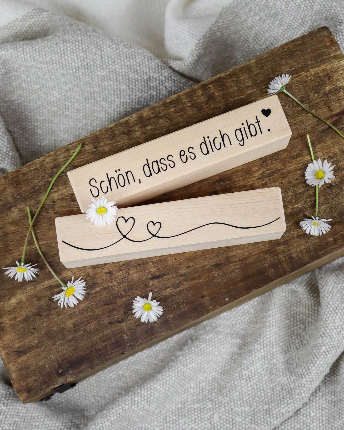 2er Set Foto- und Kartenhalter aus Zirbenholz - mit Herzmotiv und Spruch "Schön, dass es dich gibt"