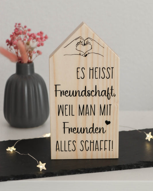 Handgefertigtes Holzhäuschen mit Spruch über Freundschaft. Aus Fichtenholz, zeitlos & liebevoll gestaltet - ein besonderes Geschenk für deine Freunde.