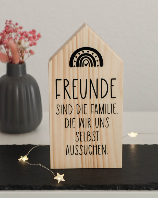 Dekoratives Holzhäuschen mit Freunde-Spruch. Hochwertiges Fichtenholz, liebevoll gestaltet - ideal für echte Freundschaften.