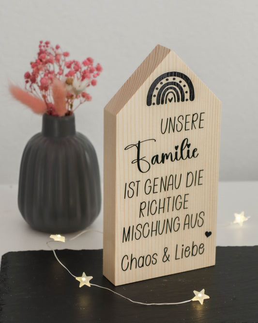 Dekohäuschen aus Fichtenholz mit Spruch über Familie. Natürliches Design, perfekt als Geschenk oder süße Deko.