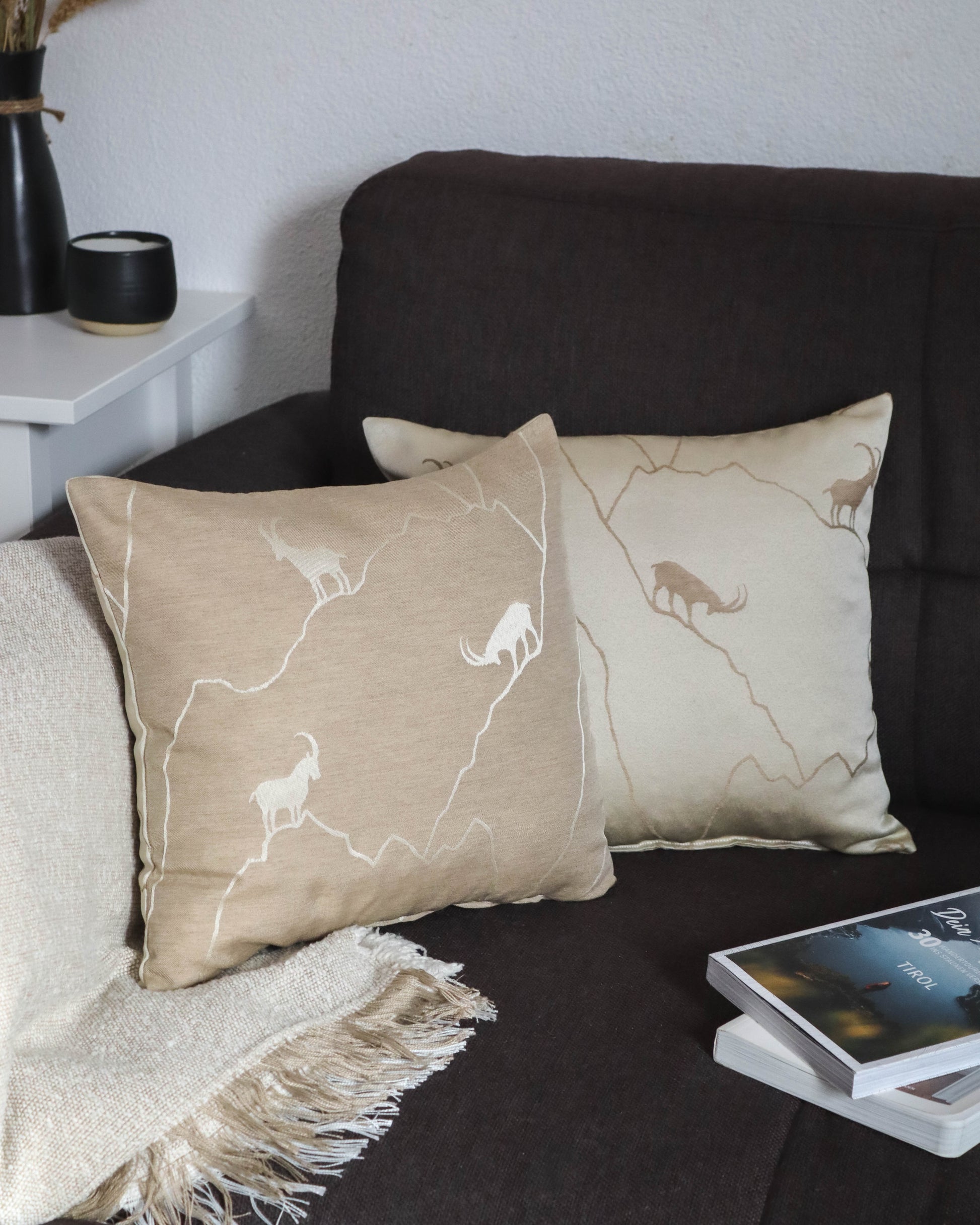 Modernes Zirbenkissen mit Steinbock-Design, 100% handgefertigt in Tirol, gefüllt mit Zirbenspänen für einen natürlichen, beruhigenden Duft.