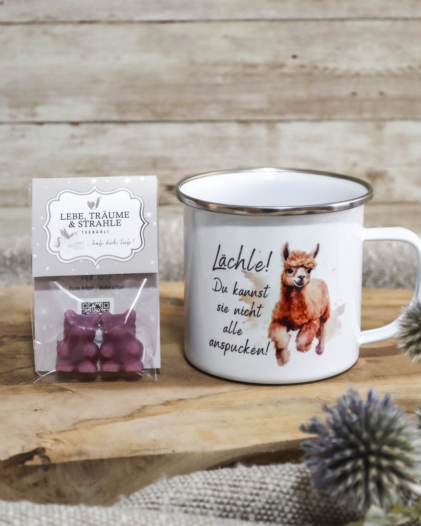 Witzige Emailletasse mit Alpaka-Illustration & Spruch, 375 ml. Inkl. Teebären für fruchtigen Teegenuss - einfach in heißem Wasser auflösen.